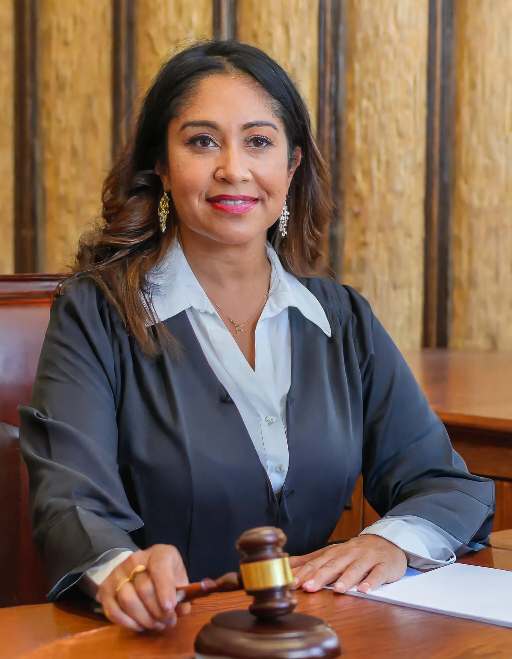 Imagen de una juez sosteniendo un martillo de juez en una corte.