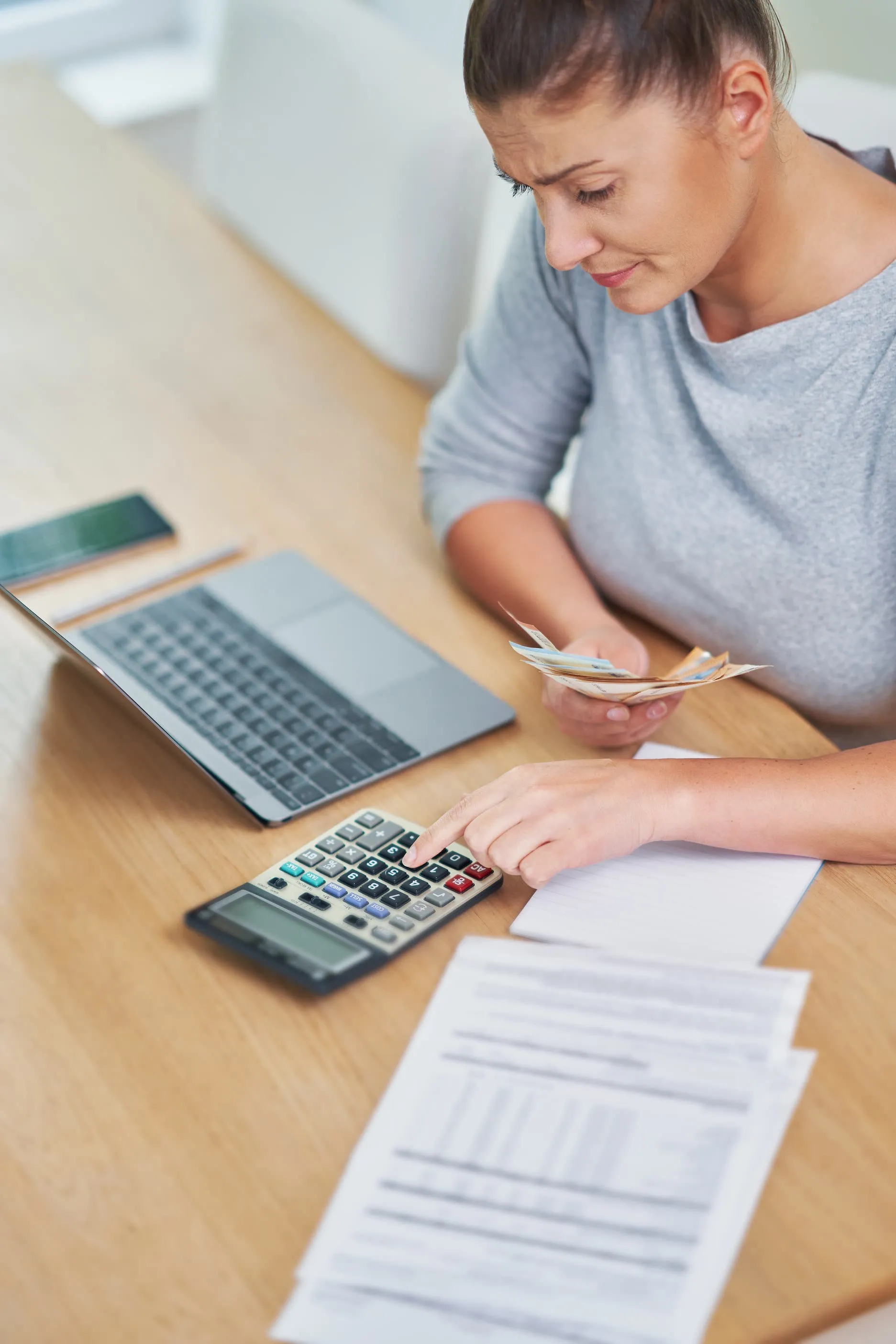 Imagen de una mujer trabajando en cosas contables.